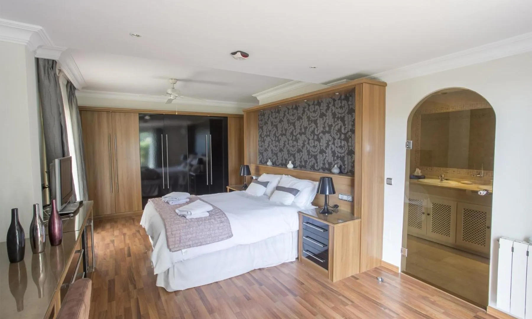 Villa Near Beach In Marbella With Heated Pool